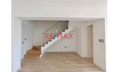 ¡Vive en la Exclusiva Urb. Hortensias de California! 🌟

Vende hermoso dúplex de 151 m² en un condominio cerrado y vigilado 24/7 con cámaras de segur
