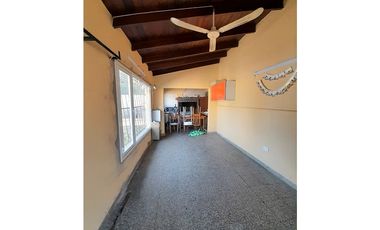 PERMUTAMOS - CHALET ALQUILADO POR DPTO EN LA PLATA