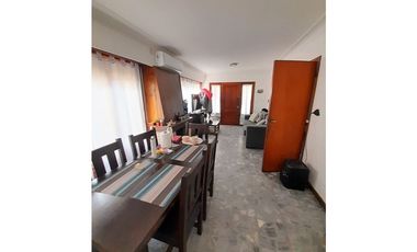 PERMUTAMOS - CHALET ALQUILADO POR DPTO EN LA PLATA