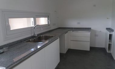 Casa en venta. Lote interno. con pileta San Matías, Escobar