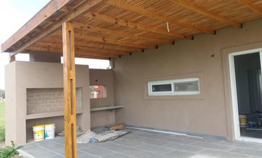 Casa en venta. Lote interno. con pileta San Matías, Escobar