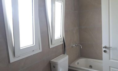 Casa en venta. Lote interno. con pileta San Matías, Escobar