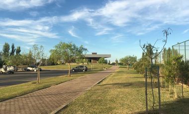 Casa en venta. Lote interno. con pileta San Matías, Escobar