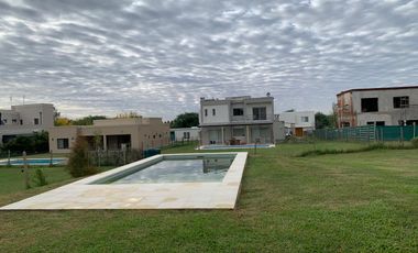 Casa en venta. Lote interno. con pileta San Matías, Escobar