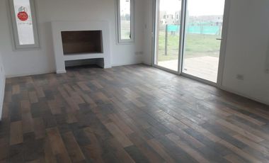 Casa en venta. Lote interno. con pileta San Matías, Escobar