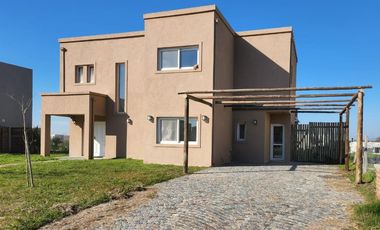 Casa en venta. Lote interno. con pileta San Matías, Escobar