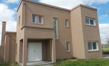 Casa en venta. Lote interno. con pileta San Matías, Escobar
