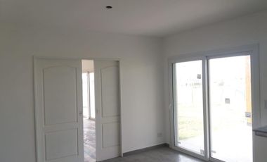 Casa en venta. Lote interno. con pileta San Matías, Escobar