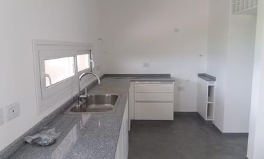 Casa en venta. Lote interno. con pileta San Matías, Escobar