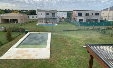 Casa en venta. Lote interno. con pileta San Matías, Escobar