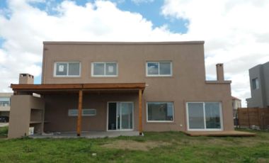 Casa en venta. Lote interno. con pileta San Matías, Escobar