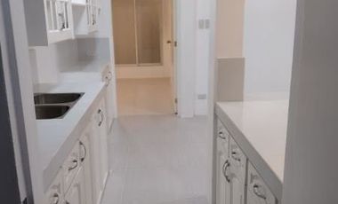 HOUSE FOR SALE IN BACOLOD CITY: Lovely white house in the heart of the city, ideal for professionals, young couples or retirees