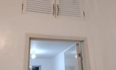 HOUSE FOR SALE IN BACOLOD CITY: Lovely white house in the heart of the city, ideal for professionals, young couples or retirees