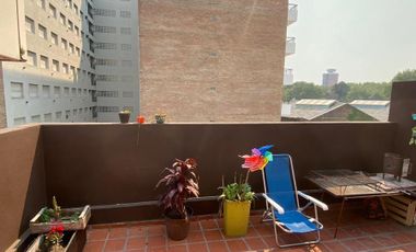 Departamento duplex de 1 dormitorio con balcón-terraza en barrio Echesortu