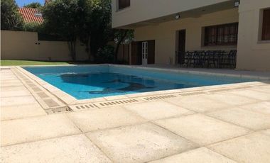 Amplia Casa de categoría 6 dormitorios y piscina barrio Los Troncos
