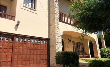 Amplia Casa de categoría 6 dormitorios y piscina barrio Los Troncos