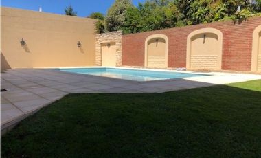 Amplia Casa de categoría 6 dormitorios y piscina barrio Los Troncos