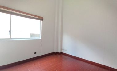 casa en venta en el paraiso-chapinero. Cod V4951