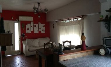 IMPECABLE CASA EN CASTELAR COD 519