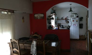 IMPECABLE CASA EN CASTELAR COD 519