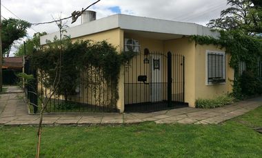 IMPECABLE CASA EN CASTELAR COD 519