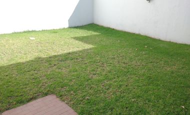 Chalet en 1 planta, 3 dormitorios, jardín, cochera.