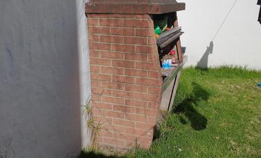 Chalet en 1 planta, 3 dormitorios, jardín, cochera.