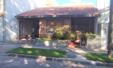 Chalet en 1 planta, 3 dormitorios, jardín, cochera.