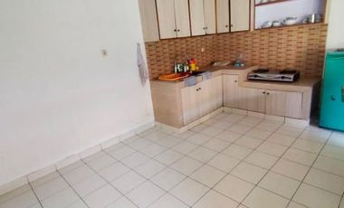 Di Sewakan Rumah Siap Huni 4 Kamar Bisa Untuk Kantor di Jl. Jamuju, Sayap Riau Bandung