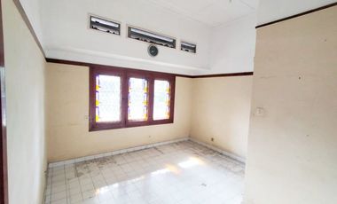 Di Sewakan Rumah Siap Huni 4 Kamar Bisa Untuk Kantor di Jl. Jamuju, Sayap Riau Bandung