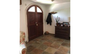 Casa con amplio lote barrio Los Troncos