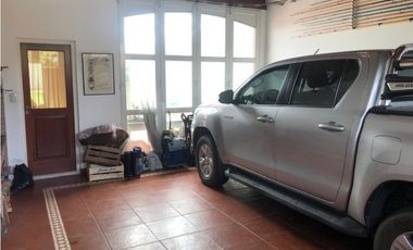 Casa con amplio lote barrio Los Troncos