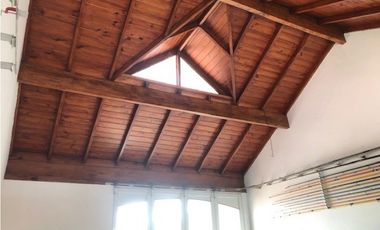 Casa con amplio lote barrio Los Troncos
