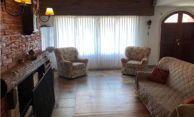 Casa con amplio lote barrio Los Troncos