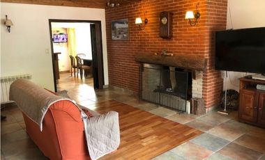 Casa con amplio lote barrio Los Troncos
