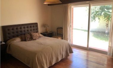 Casa con amplio lote barrio Los Troncos