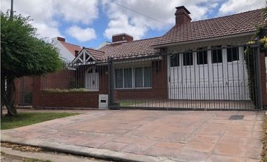 Casa con amplio lote barrio Los Troncos