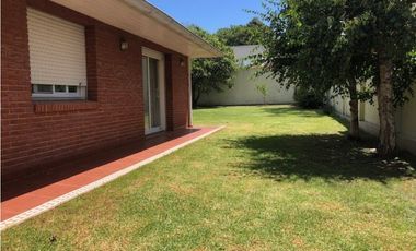 Casa con amplio lote barrio Los Troncos