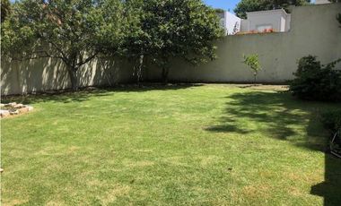 Casa con amplio lote barrio Los Troncos