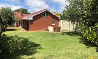 Casa con amplio lote barrio Los Troncos