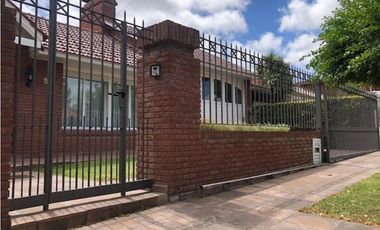 Casa con amplio lote barrio Los Troncos