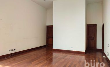 IMPONENTE CASA  DE 6 DORM EN VENTA EN COND CASUARINAS PISCINA Y VISTA A CIUDAD