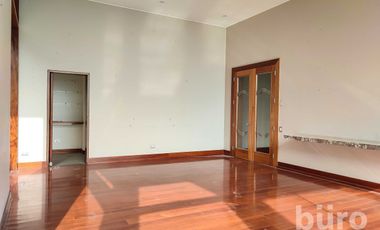 IMPONENTE CASA  DE 6 DORM EN VENTA EN COND CASUARINAS PISCINA Y VISTA A CIUDAD
