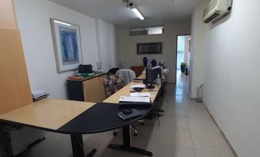 Oficina de 120 metros a media cuadra de Tribunales I (4 privados)
