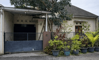 Rumah Di Berbah Dengan Lantai Granit Dan View Sawah