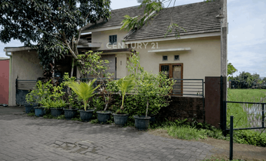 Rumah Di Berbah Dengan Lantai Granit Dan View Sawah