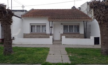 **CHALET 3 AMBIENTES EN VENTA EN BARRIO LOURDES**