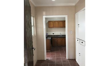 Chalet cuatro ambientes. A. del Valle 2400. Mar del Plata. Venta.