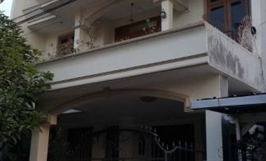 Rumah Dijual Bangunan 2,5 Lantai Lokasi di Manyar Tompotika, Surabaya