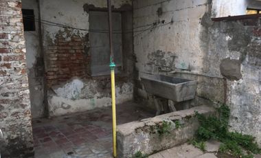 SE VENDE LOTE DE 10 X 50 CON GALPÓN Y CASA A RECICLAR